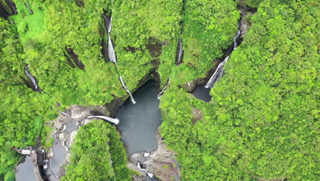 Vista-Aérea-Directamente-Sobre-Las-Cascadas-De-Takamaka-En-El-Río-Marsouins,-Isla-De-La-Reunión