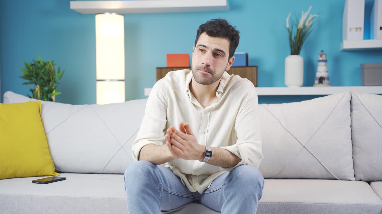 el joven que sufre de soledad está deprimido.