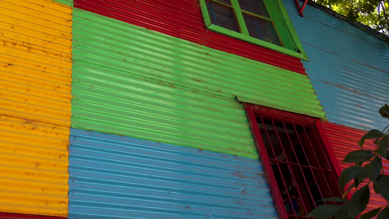 Detalhes em ângulo baixo das casas históricas e coloridas de Buenos Aires, Argentina, em La Boca, bairro de Caminito