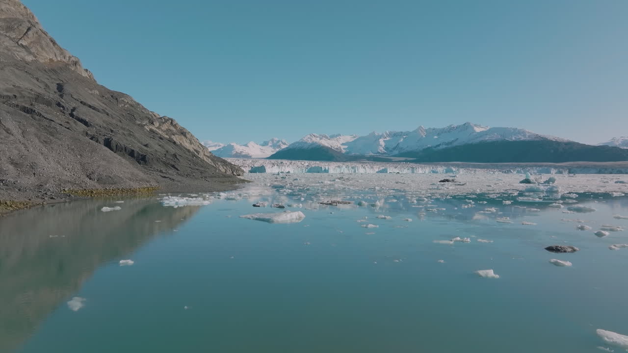 vista aérea volando sobre un lago helado en el impresionante desierto ártico de alaska