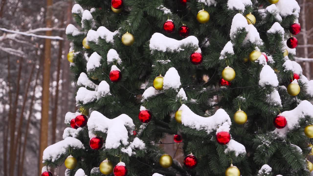 밤에 반이는 불빛으로 크리스마스 트리를 으십시오: 장식과 크리스마스 나무 장식 배경: 나무에 큰 빨간색과 노란색 공을 많이 새해 2022 및 크리스마스