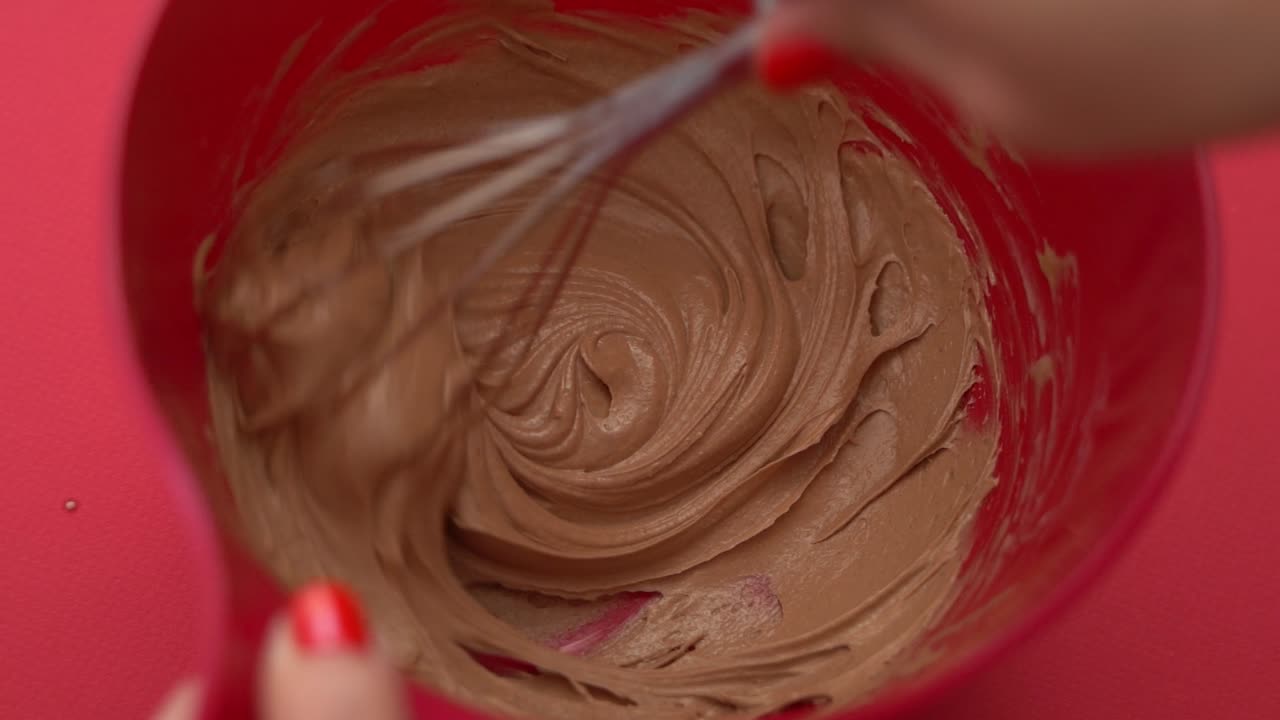 Mescolare gelato e cioccolato durante la preparazione di gelato fatto in casa.
