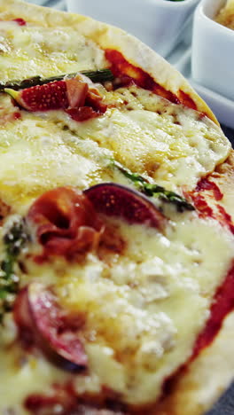 pizza al horno con aderezos de higo