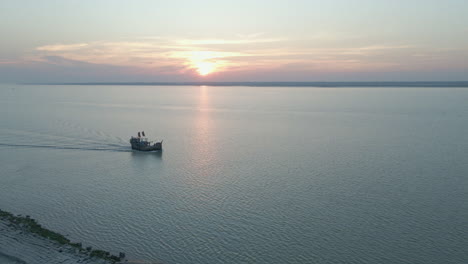 Escena-Cinematográfica-De-Bangladesh---Puesta-De-Sol-En-El-Río---Metraje-De-Drones-En-Movimiento-En-Barco