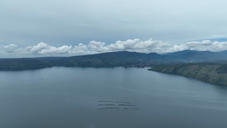 Prácticas-De-Acuicultura-Sostenibles,-Minimizar-El-Impacto-Ambiental-En-El-Lago-Toba