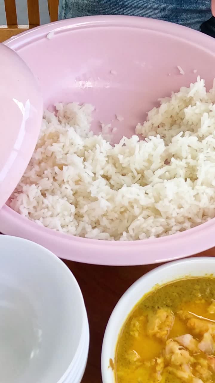 y compartiendo comida en una comida familiar