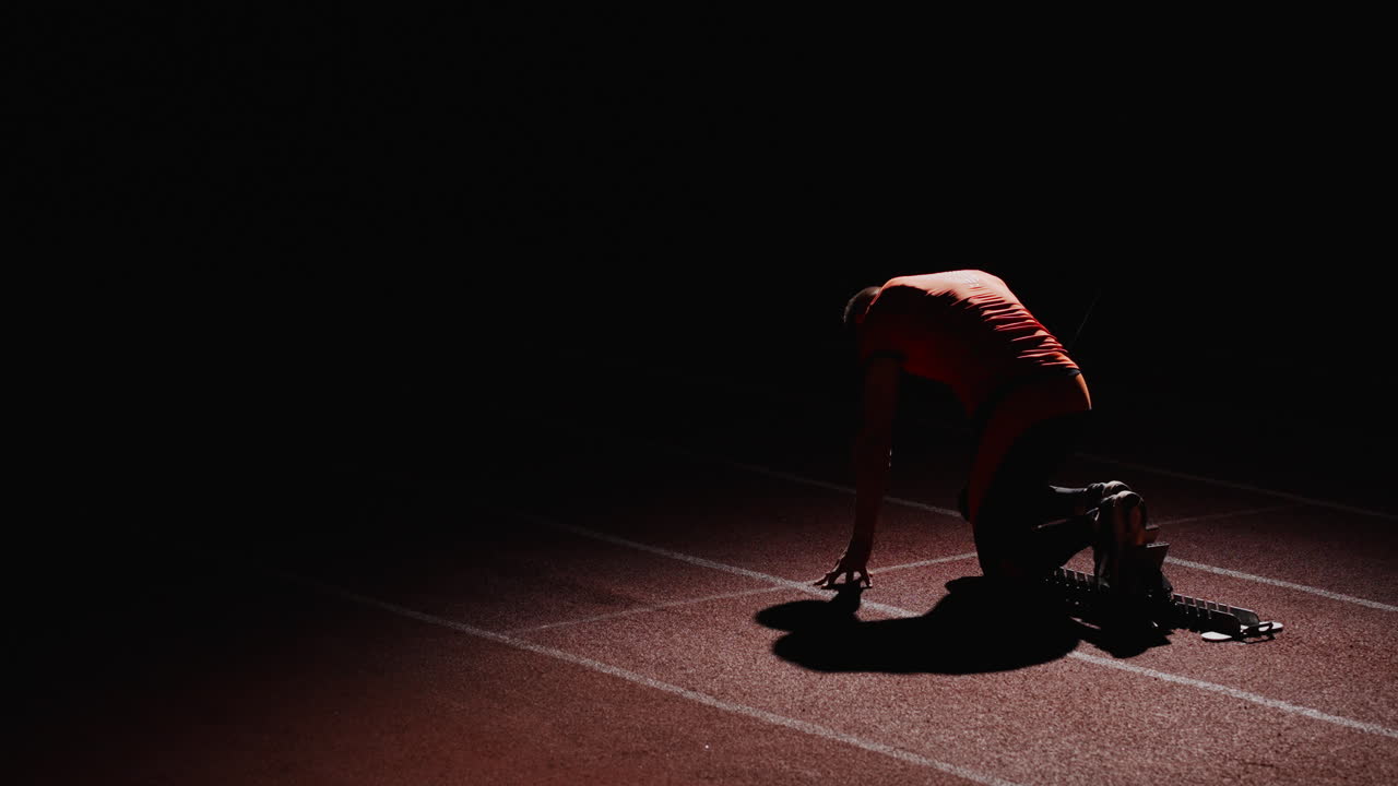 밤 에 출발 블록 에 있는 달리기 선수