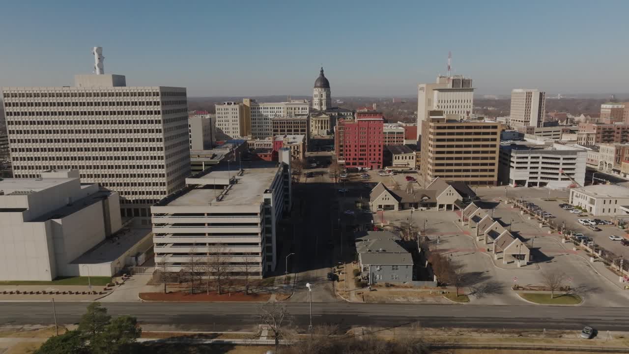 Drone che si allontana dal Campidoglio dello Stato del Kansas a Topeka, rivelando la città circostante e il paesaggio civico. Inquadratura cinematografica per servizi governativi, editoriali, documentari e narrazioni urbane.