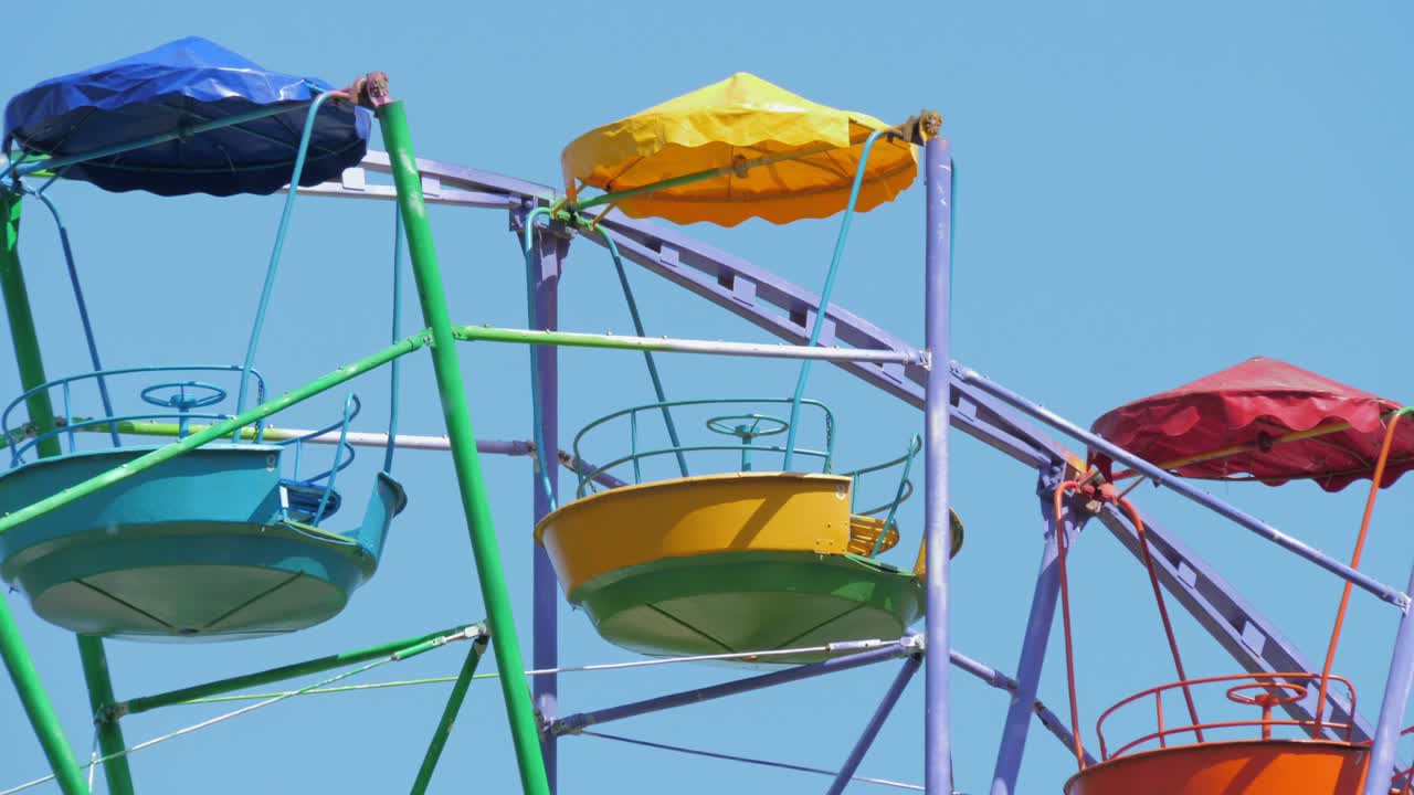 красочное колесо обозрения в парке развлечений.