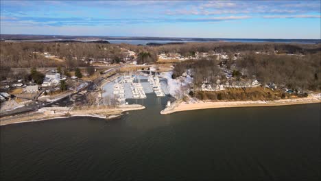 toma panorámica del aterrizaje del faro en el lago kentucky en grand rivers, kentucky