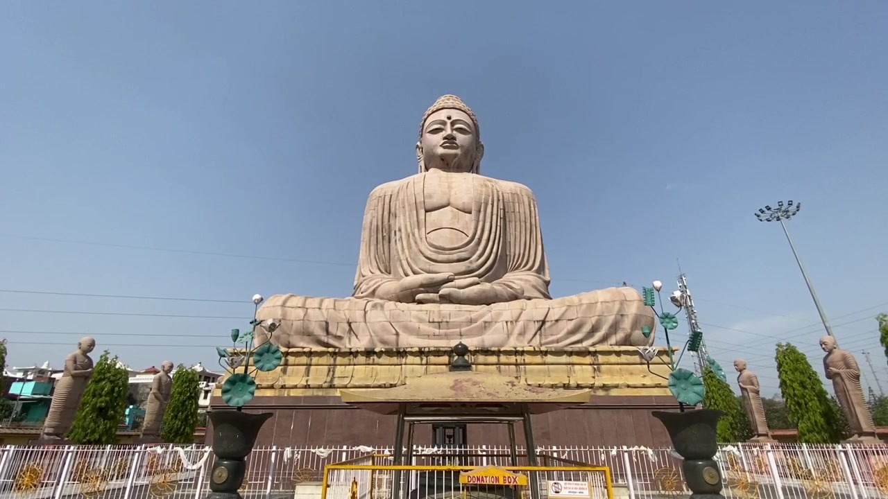 Statua del Grande Buddha di 80 piedi vicino al Tempio Mahabodhi a Bodh Gaya, nello stato del Bihar in India.
