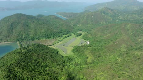 vista aérea de la bahía de hong kong con exuberantes terrenos montañosos verdes