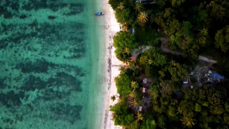 Ojo-De-Pájaro-Aéreo-Sobrevolando-La-Playa-De-La-Puesta-De-Sol-Entre-Aguas-Turquesas-Y-Selva-Tropical