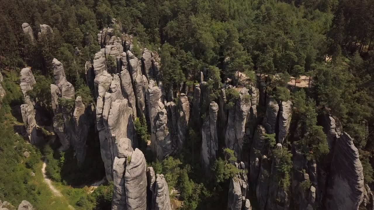 vista aérea de drones volando sobre picos de piedra caliza y formaciones rocosas. imágenes de video con video de stock de drones