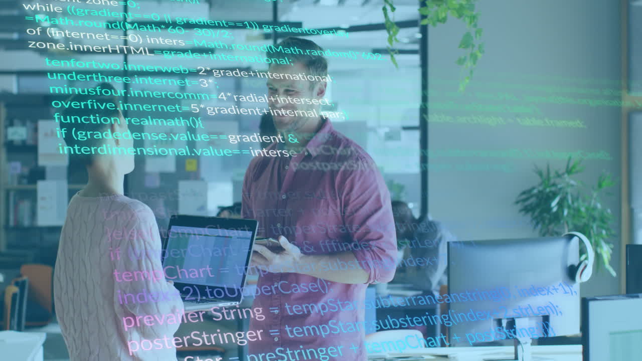 animación del lenguaje informático sobre diversos compañeros de trabajo de pie y discutiendo informes en la oficina