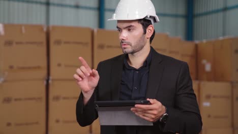 gerente de fábrica que utiliza una tableta en el almacén o la fábrica
