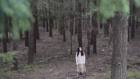 Mujer-Vagabunda-Descubriendo-La-Vida-En-El-Montseny-Barcelona-España