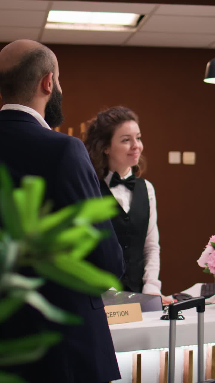 Video verticale: concierge di hotel che offre servizi di lusso