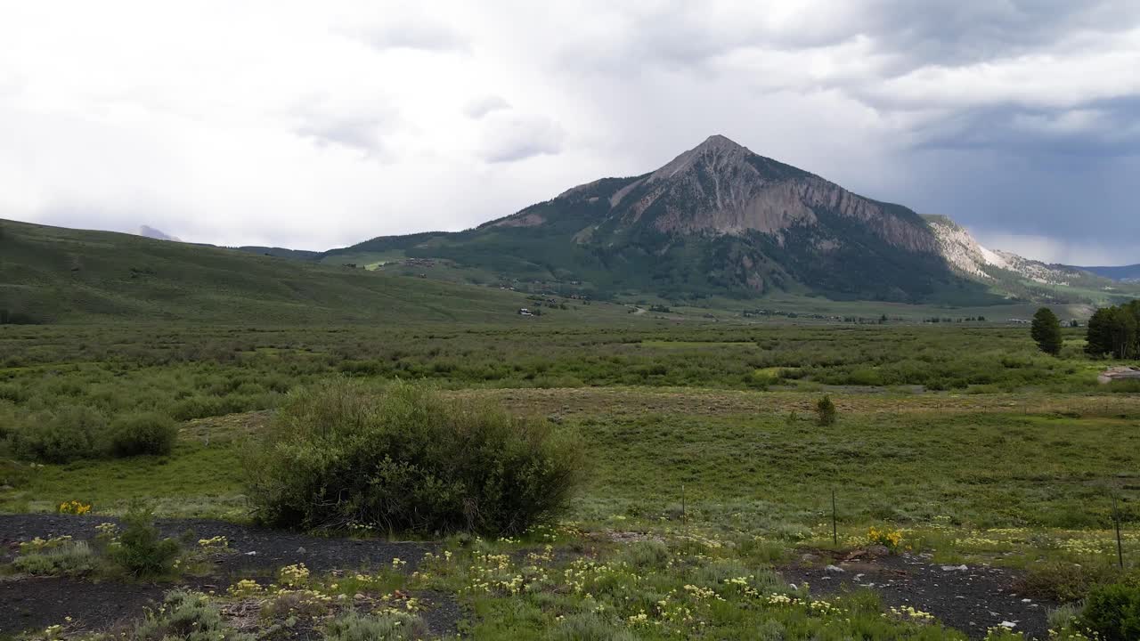 imágenes aéreas de drones de 4k del monte crested butte colorado en verano