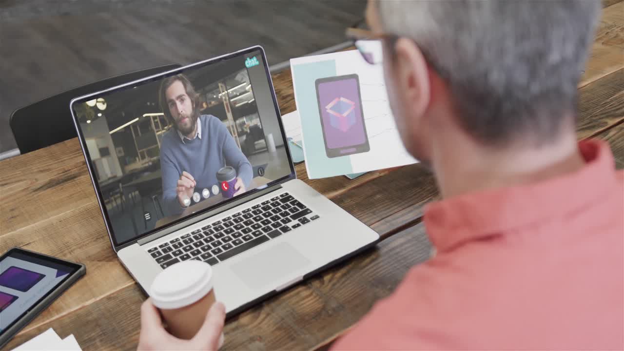 hombre de negocios caucásico en una videollamada con un colega caucásico en la pantalla
