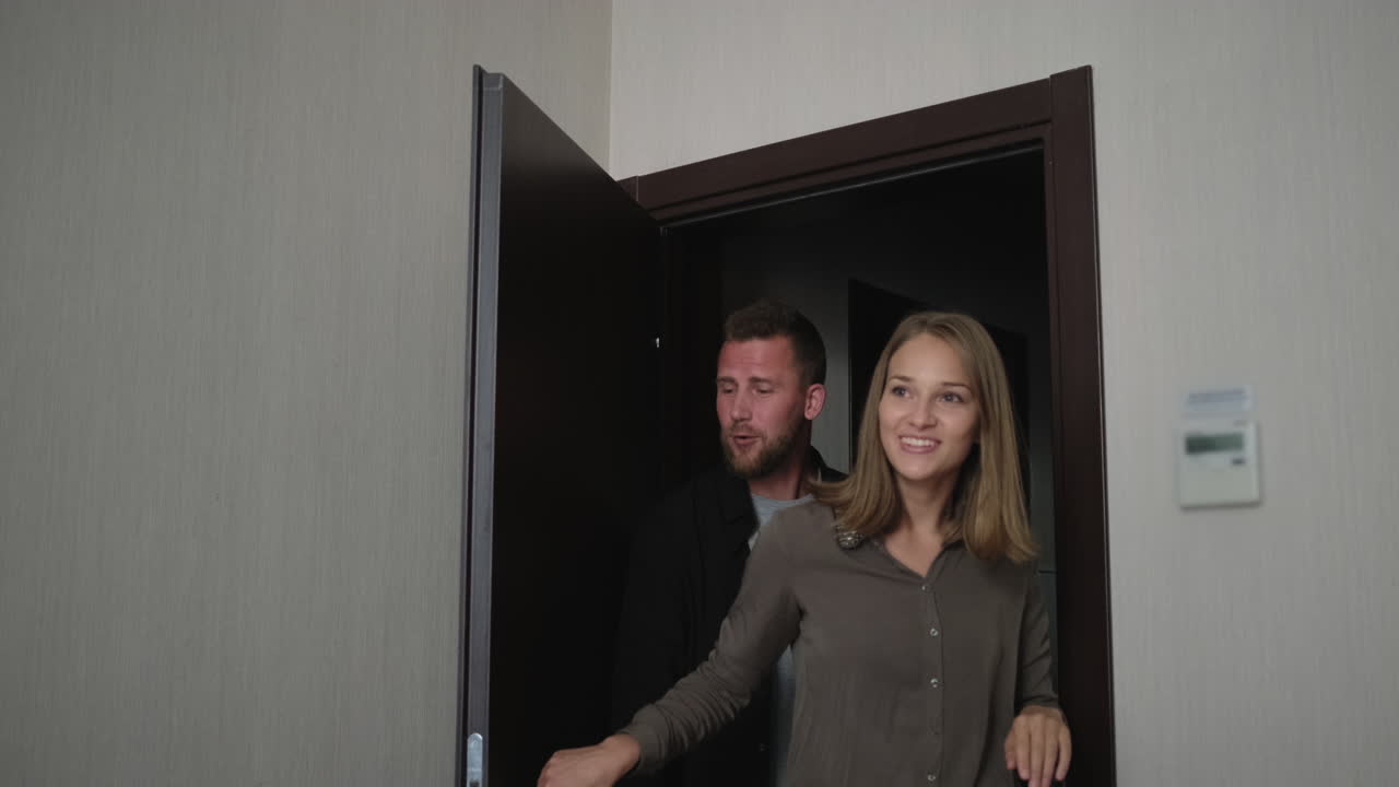 아파트 문 안 에서 대화 하는 부부