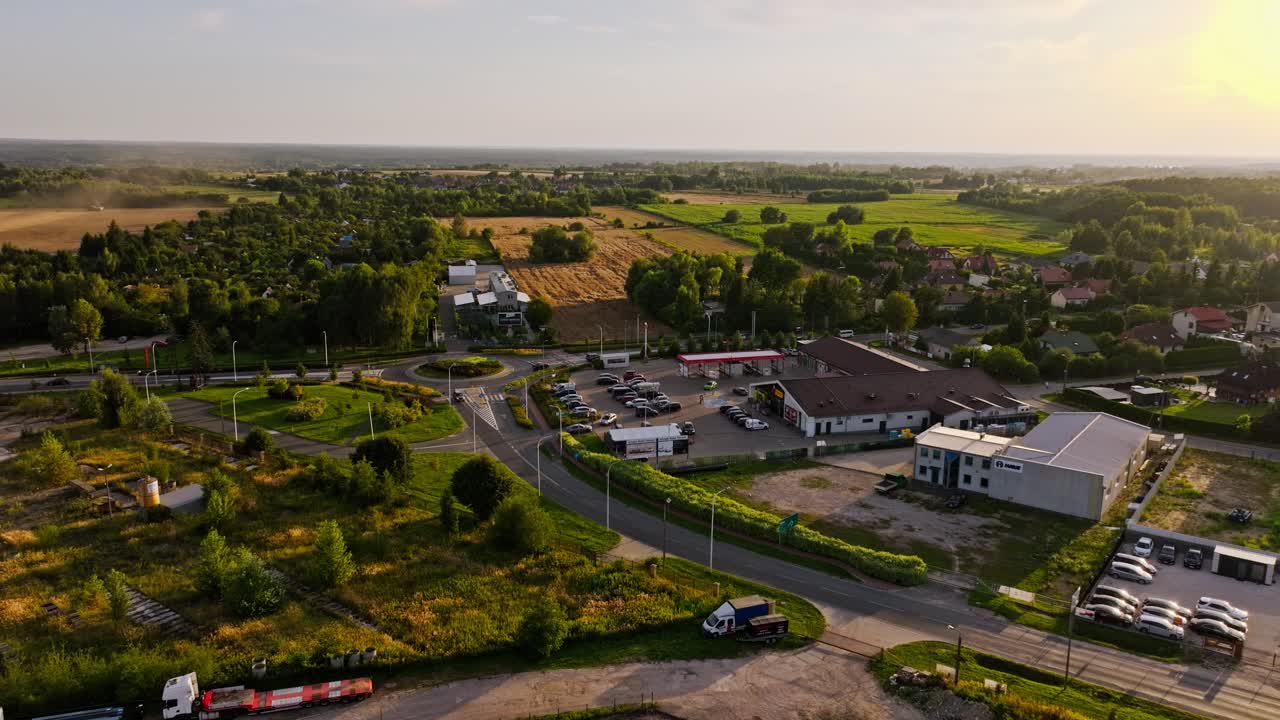Drone in movimento in avanti Maszewo Polonia, piccola città con strade rurali e tramonto