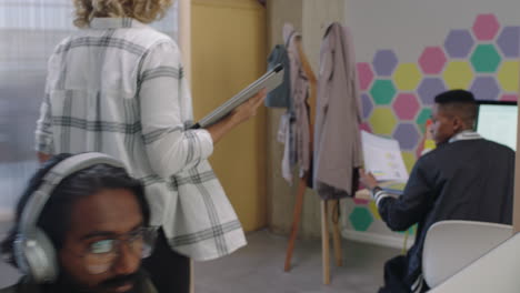 mujer de negocios conociendo a un colega haciendo una lluvia de ideas trabajando juntos usando una computadora portátil líder de equipo compartiendo apoyo creativo disfrutando de la conexión de trabajo en equipo en el espacio de trabajo de la oficina moderna