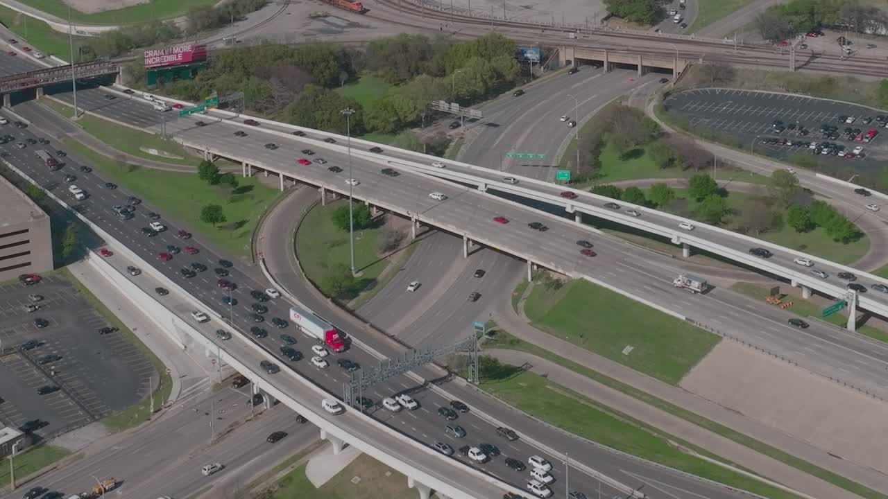 Vista di autostrade e strade del centro di Dallas, Texas, dall'alto