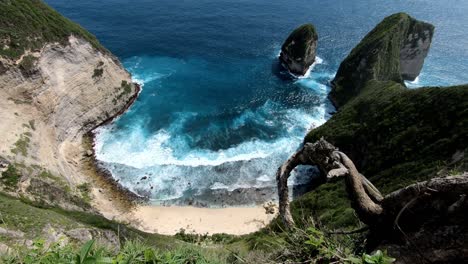 old rock stairs to a cliff on a high mountain with a sea and rocks view on the kelingking beach