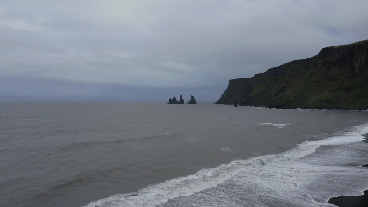 아이슬란드 비크 남부 해안에 있는 레이니스피아라 검은 모래 해변의 드론 파노라마 샷