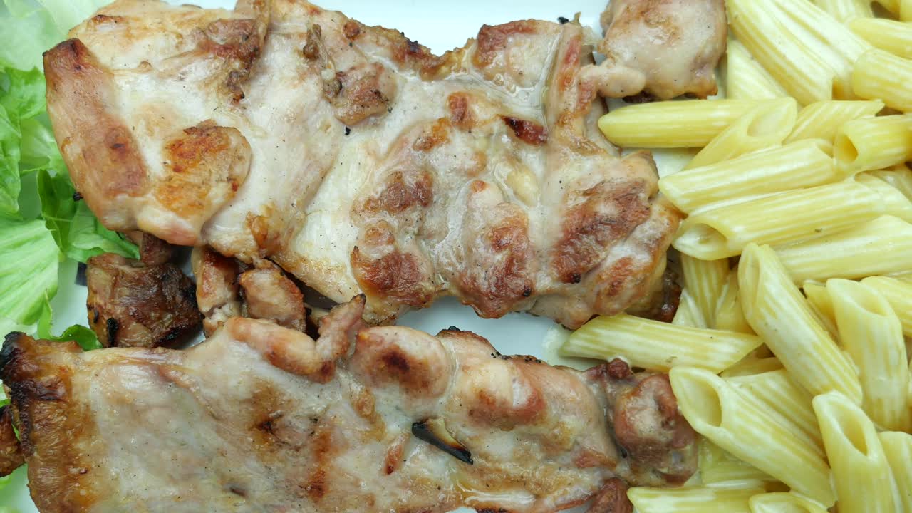 pollo alla griglia con pasta di penne