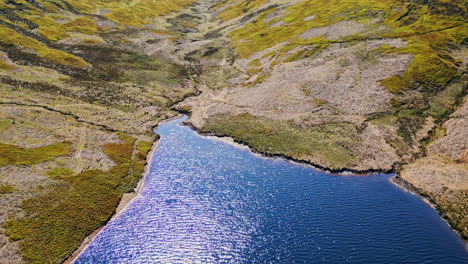 imágenes aéreas del embalse de winscar en yorkshire, reino unido.