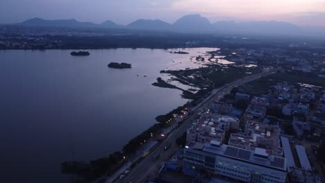 Vista-Aérea-épica-Del-Parque-Ukkadam-Periyakulam-Del-Río-Noyyal,-Vista-Nocturna-De-La-Ciudad-De-Coimbatore,-Tamil-Nadu,-India