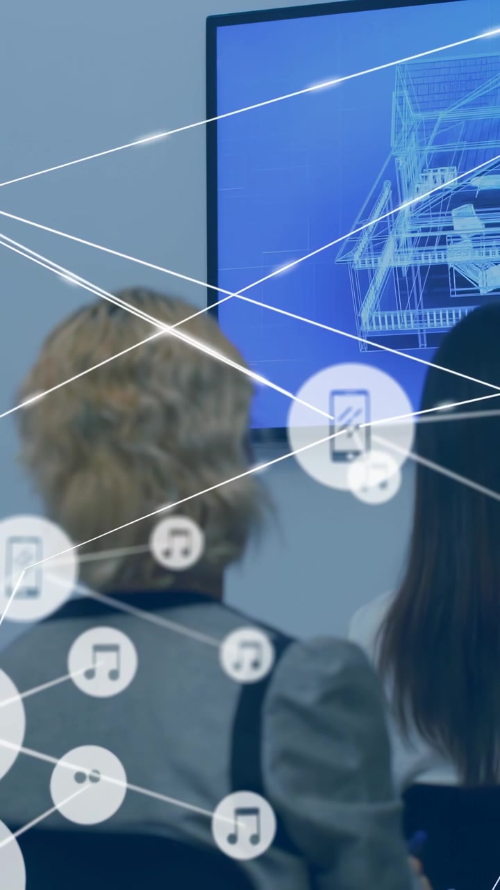 Video verticale: Presentatore che alza una penna, HUD che espande il telefono in una demo tecnologica sopra il team che osserva