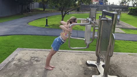 mujer haciendo ejercicio al aire libre con equipos de gimnasia