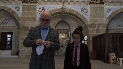 abuelo visitando la mezquita