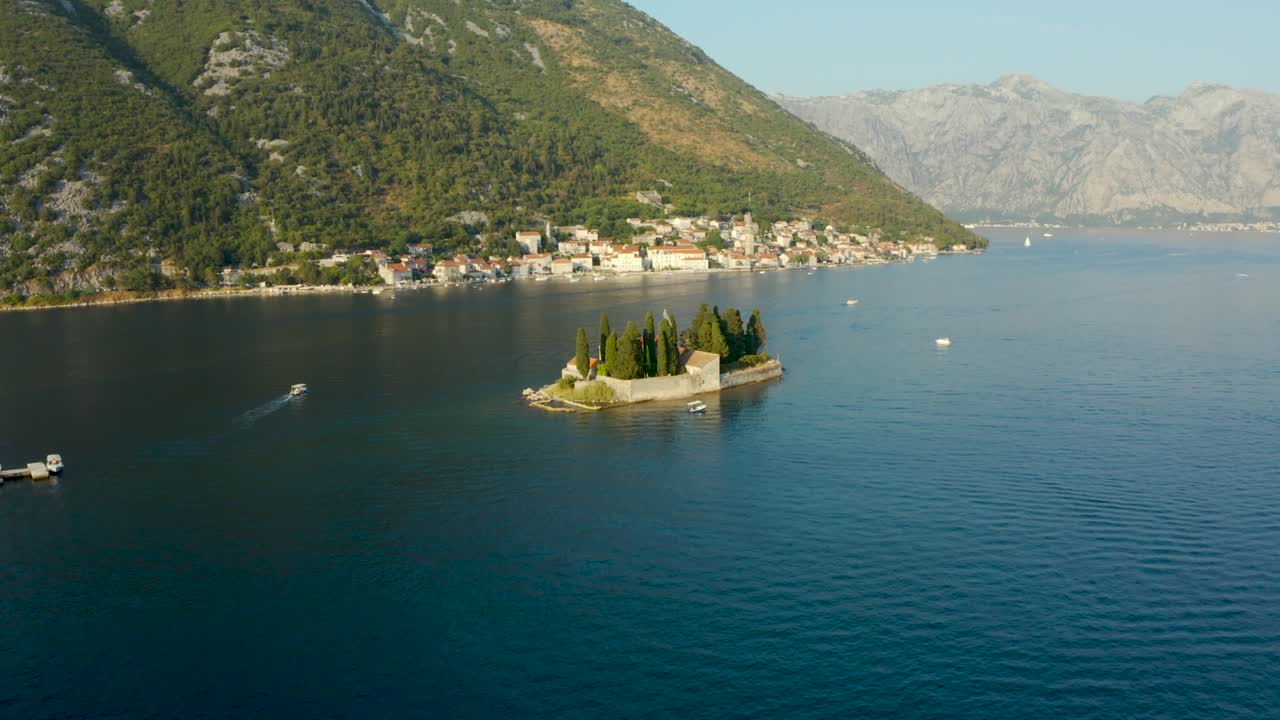 остров в море с зданием монастыря святого георгия в пересте, черногория