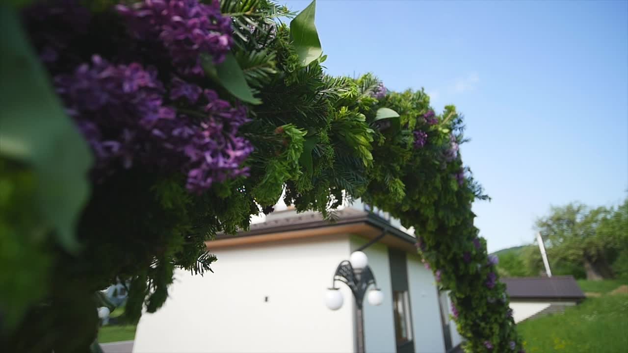 el arco de la boda decorado con flores. cerca