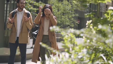 um casal muçulmano em encontro a falar enquanto caminham juntos pela rua da cidade 3