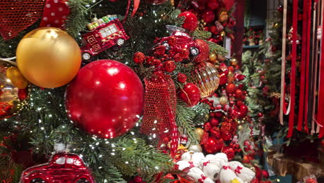 árbol de navidad decorado con guirnaldas y bolas brillantes gira en la mesa giratoria - detalles en primer plano
