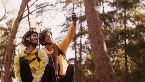 casal de ciclismo de montanha a tirar uma selfie