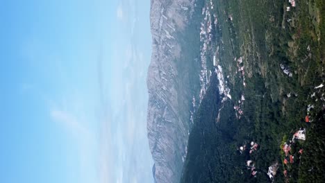 Vertikale-Aufnahme-Von-Rocky-Mountains-Aus-Der-Stadt