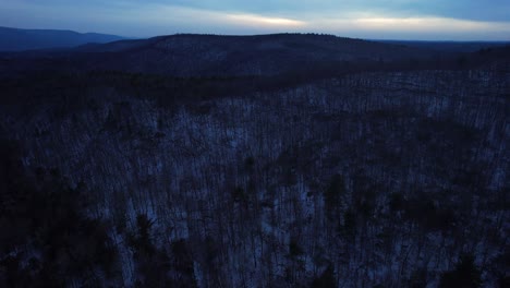 Imágenes-De-Video-De-Drones-Aéreos-Del-Anochecer-En-Las-Montañas-Nevadas-De-Los-Apalaches-Durante-El-Invierno,-En-El-Sub-rango-De-Las-Montañas-Catskill