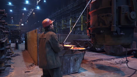proceso de fundición de metales en una fundición