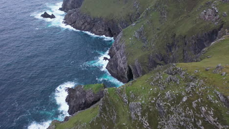 toma cinematográfica de drones de la costa de las montañas rocosas cerca de la playa de keem, irlanda