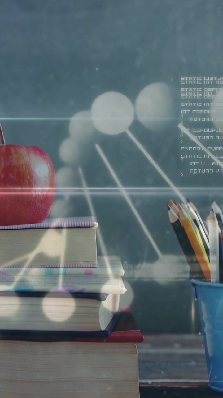 Video vertikal: Kamera menggeser memperlihatkan buku, apel, cangkir dengan overlay molekul melayang untuk sains.