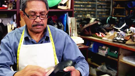zapatero pulido un zapato