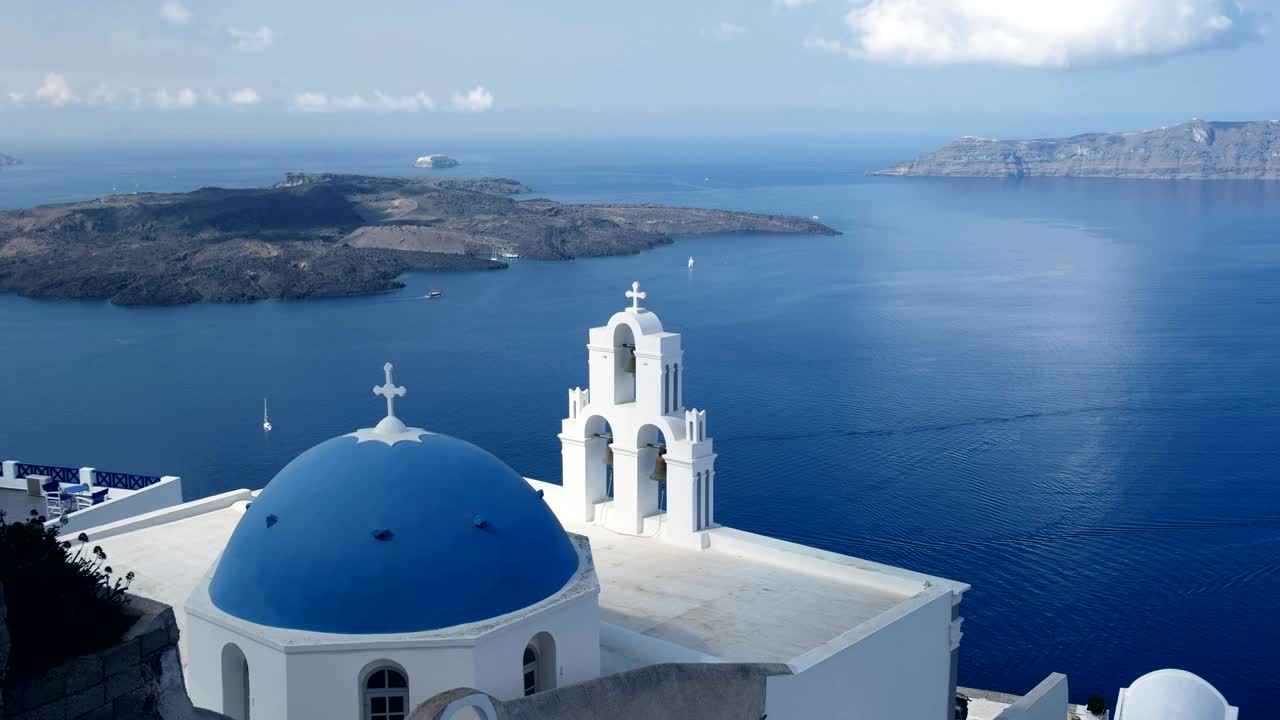 zoom en en tres campanas de la iglesia y el volcán en fira, santorini