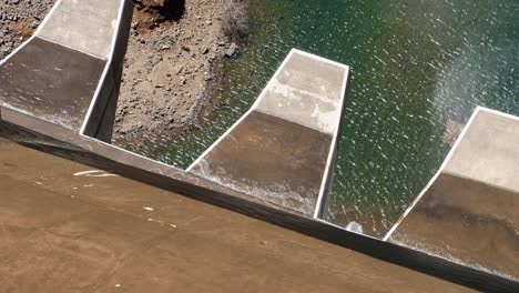 Das-Hochwasser-Fließt-Sanft-Den-Überlauf-Des-Katse-Wasserkraftwerks-Hinunter