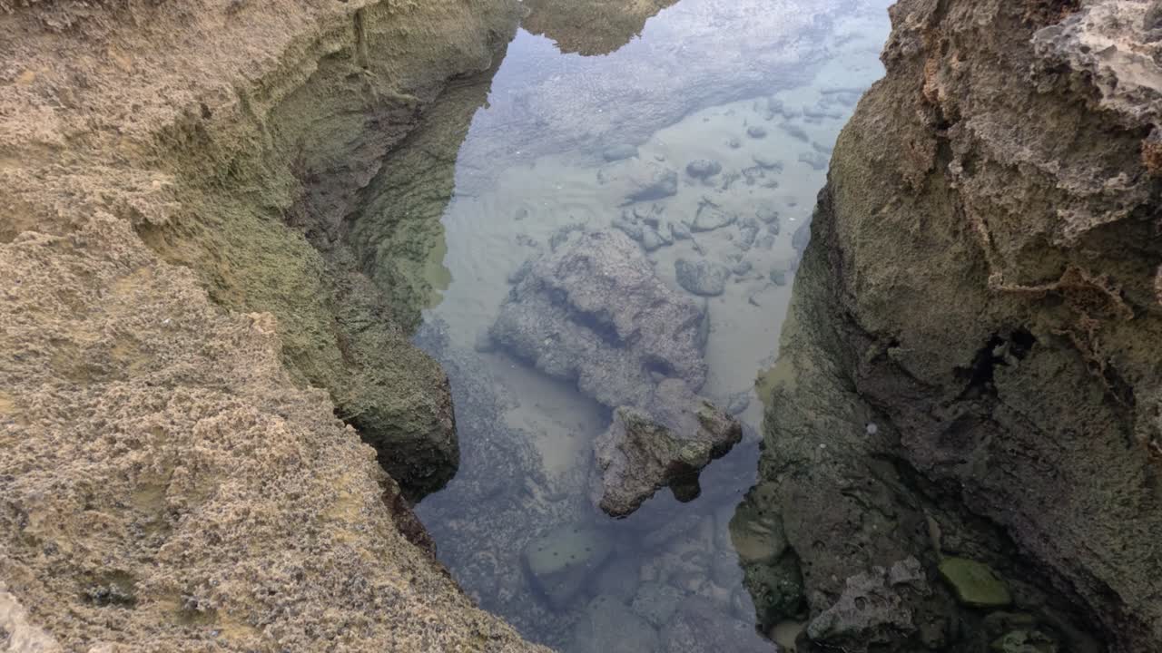 piscinas de roca y erosión costera en la península de mornington